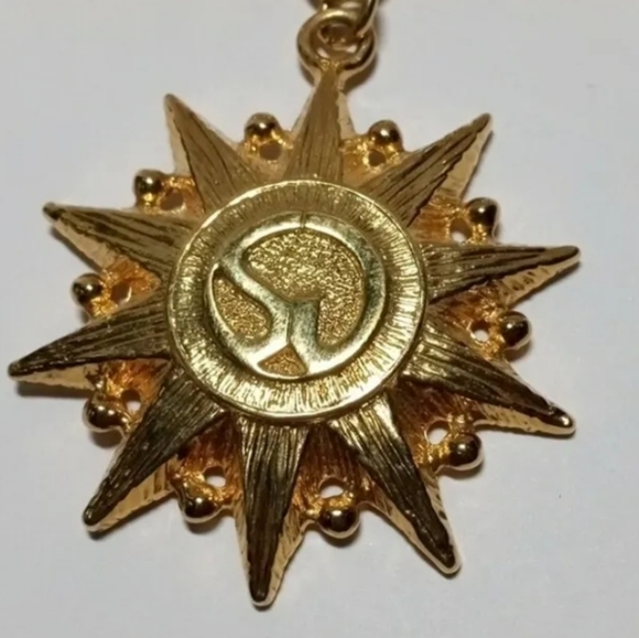 Vintage St John Beautiful Gold Toned Signature Star Medal Brooch / Pin - Picture 3 of 6